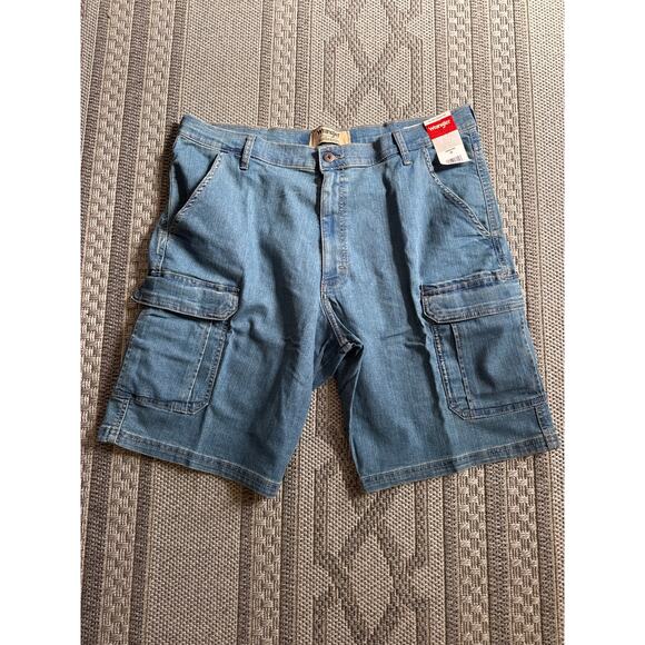 Men's Wrangler Authentics Cargo Jean Shorts NWT Size 38 - Picture 1 of 5